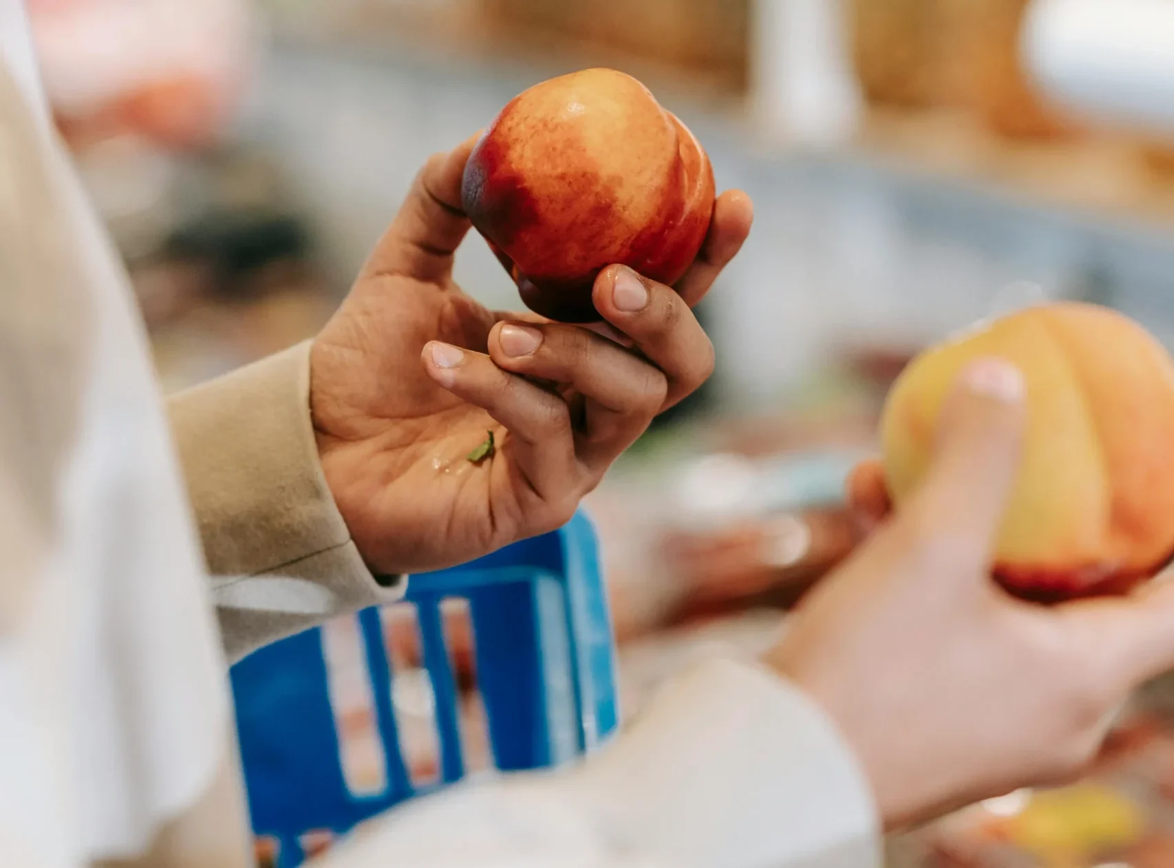 Femme autoentrepreneuse achetant 2 pommes au supermarché